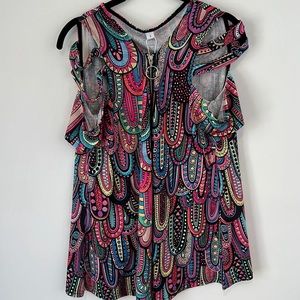 Fun print dress with straps on the shoulders